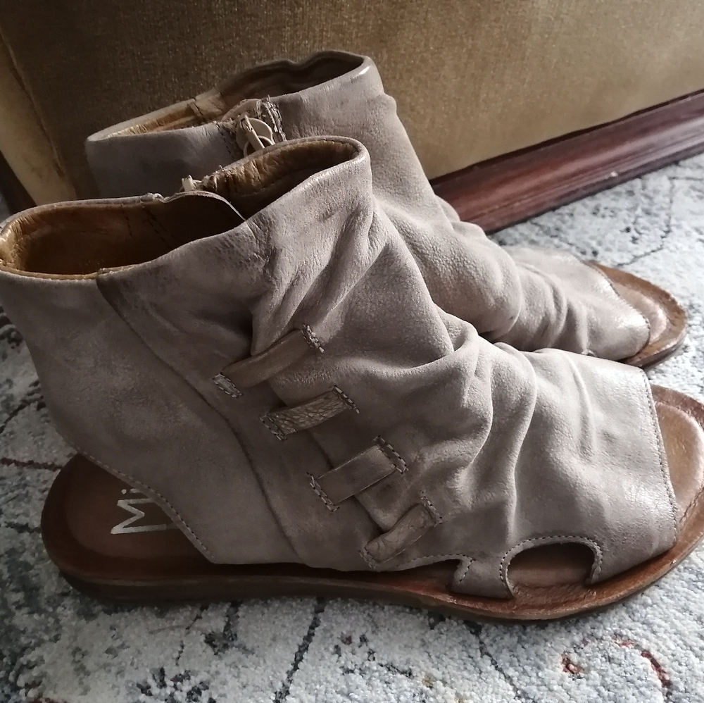 Leather Miz Mooz sandals size 39